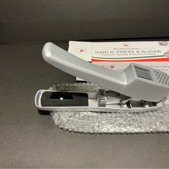 Professional Garlic Press/Slicer Premium Quality Aluminum Alloy Dishwasher Safe - Picture 2 of 5